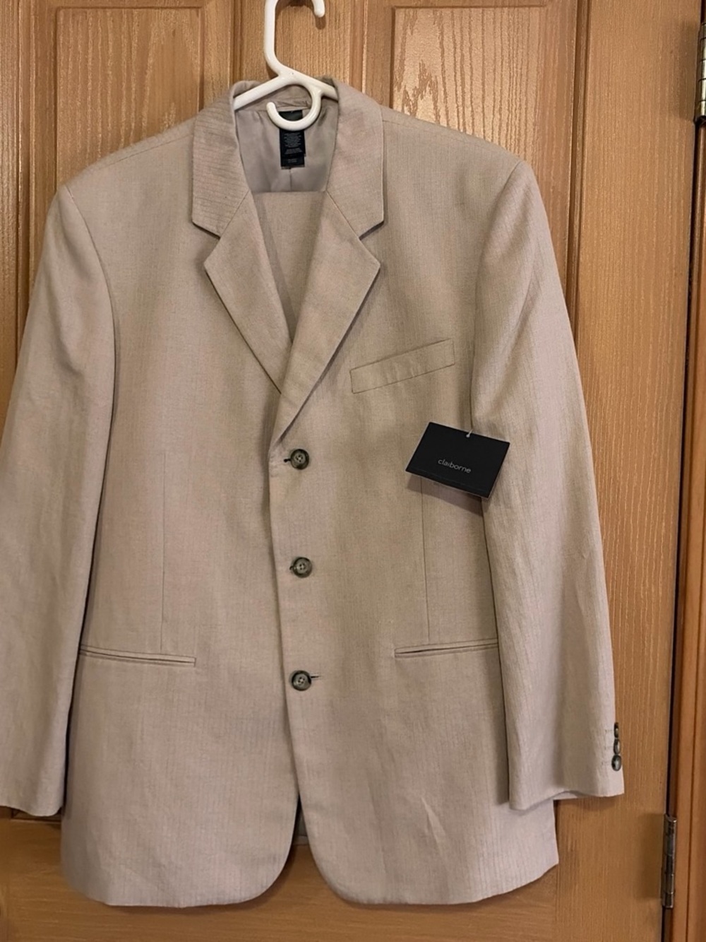 Claiborne Men's Tan Suit - Classic Single-Breasted Jacket and Pleated Pants